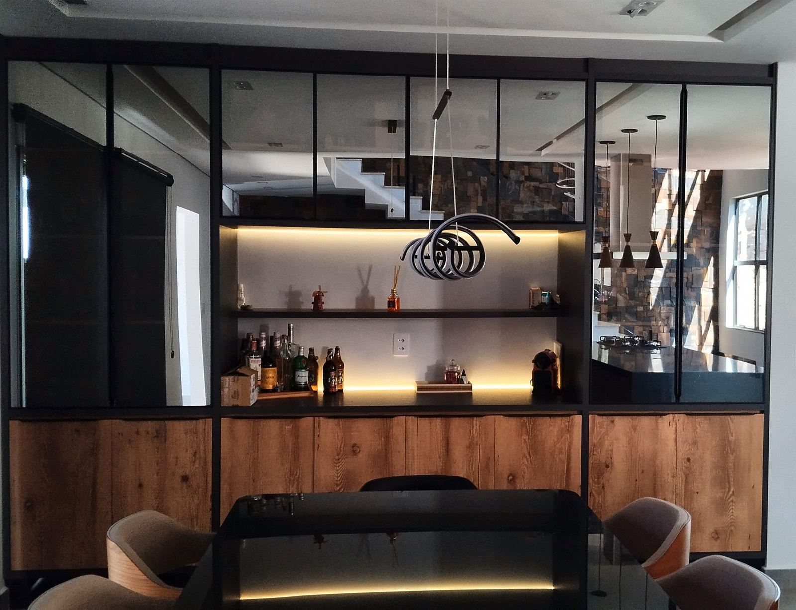 Buffet planejado com portas de vidro e madeira em uma sala de jantar